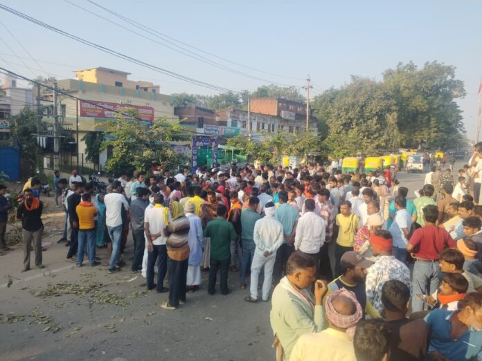 सड़क जाम करते लोग सड़क जाम करते लोग