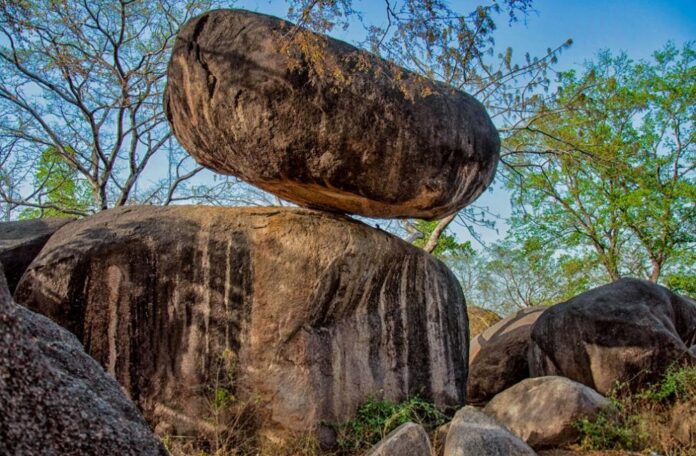 जबलपुर की "बैलेंसिंग रॉक" की तस्वीर जबलपुर की "बैलेंसिंग रॉक" की तस्वीर