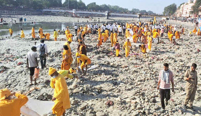 सफाई अभियान में जुटे शांतिकुंज कार्यकर्ता