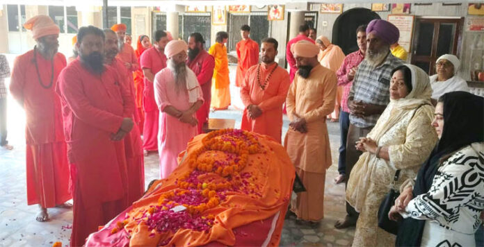 श्रद्धासुमन अर्पित करते संतगण