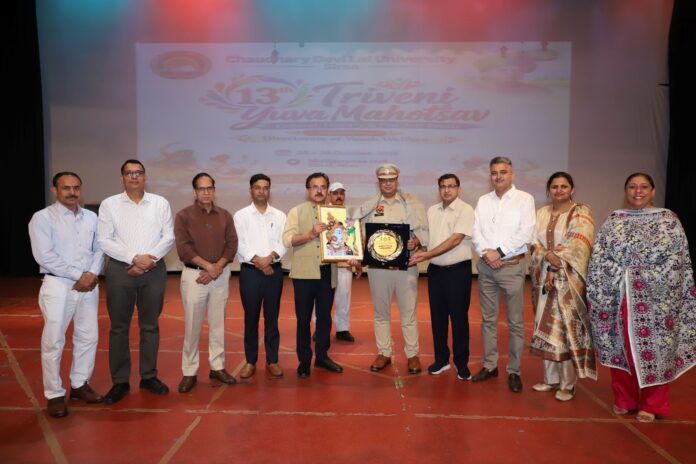 एसपी को सम्मानित करते कुलपति प्रो. विजय कुमार। एसपी को सम्मानित करते कुलपति प्रो. विजय कुमार।