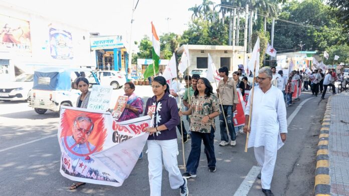 मांगों को लेकर प्रदर्शन करते हुए कार्यकर्ता।