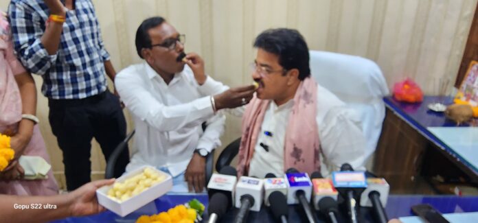 युगल किशोर ‘पिंटू’ यादव को मिठाई खिलाते हुए रामू रोहरा। युगल किशोर ‘पिंटू’ यादव को मिठाई खिलाते हुए रामू रोहरा।