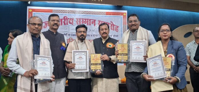 प्रशस्ति पत्र लेकर खड़े हुए बाएं से गेवाराम नेताम, डा आशीष नायक, राहुल सिंह नेताम व योगिता कंवर। प्रशस्ति पत्र लेकर खड़े हुए बाएं से गेवाराम नेताम, डा आशीष नायक, राहुल सिंह नेताम व योगिता कंवर।
