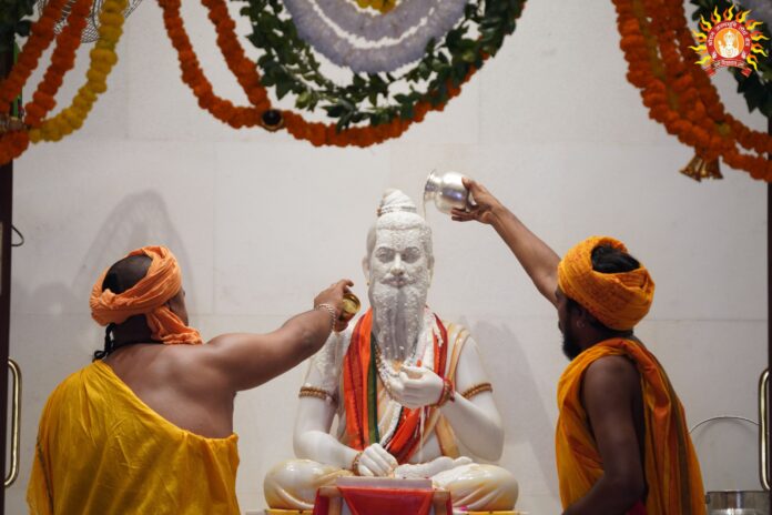 महर्षि वाल्मीकि की प्रतिमा का अभिषेक