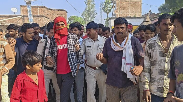 मुंह ढंक कर पहुंचा प्रेमी