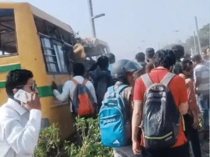 वीआईपी रोड पर छात्रों से भरी बस दुर्घटनाग्रस्त वीआईपी रोड पर छात्रों से भरी बस दुर्घटनाग्रस्त
