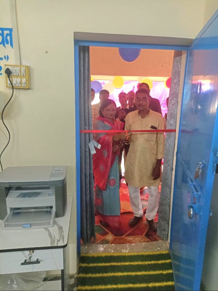 जिला पंचायत अध्यक्ष ने फीता काट कर युवा रीडिंग हॉल का शुभारंभ करती हुई