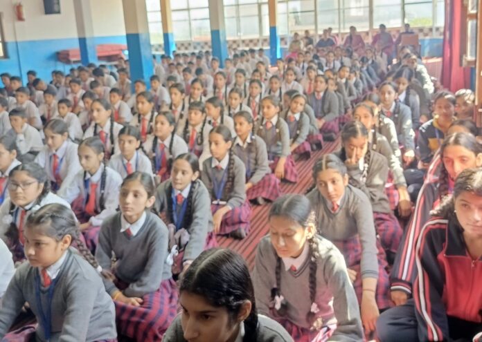 कार्यक्रम के दौरान बच्चे।