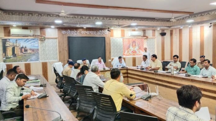 फोटो। बैठक करते हुए जिला अधिकारी