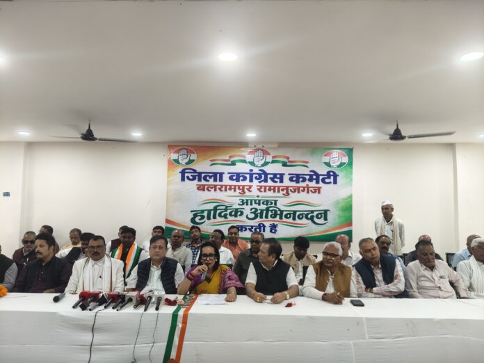 पत्रकारवार्ता में अखिल भारतीय कांग्रेस कमेटी के नियुक्त ऑब्जर्वर डॉ. देबासिस पटनायक, छत्तीसगढ़ प्रदेश कांग्रेस की सहप्रभारी जरिता लैतफलांग, जिला कांग्रेस अध्यक्ष हरिहर यादव और पूर्व मंत्री डॉ. प्रेमसाय सिंह टेकाम सहित अन्य नेता मौजूद रहे। पत्रकारवार्ता में अखिल भारतीय कांग्रेस कमेटी के नियुक्त ऑब्जर्वर डॉ. देबासिस पटनायक, छत्तीसगढ़ प्रदेश कांग्रेस की सहप्रभारी जरिता लैतफलांग, जिला कांग्रेस अध्यक्ष हरिहर यादव और पूर्व मंत्री डॉ. प्रेमसाय सिंह टेकाम सहित अन्य नेता मौजूद रहे।
