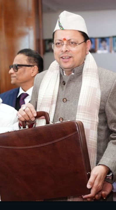 मुख्यमंत्री पुष्कर सिंह धामी अनुपूरक बजट पेश करने सदन जाने का चित्र। मुख्यमंत्री पुष्कर सिंह धामी अनुपूरक बजट पेश करने सदन जाने का चित्र।