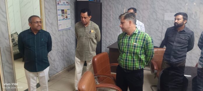 नगर परिषद कार्यालय में औचक निरीक्षण के दौरान रिकॉर्ड की जांच करते जिला नगर आयुक कपिल कुमार नगर परिषद कार्यालय में औचक निरीक्षण के दौरान रिकॉर्ड की जांच करते जिला नगर आयुक कपिल कुमार