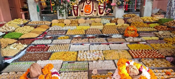 परकोटा गणेश मंदिर में प्रथम पूज्य के पाटोत्सव पर सजी छप्पन भोग की झांकी परकोटा गणेश मंदिर में प्रथम पूज्य के पाटोत्सव पर सजी छप्पन भोग की झांकी