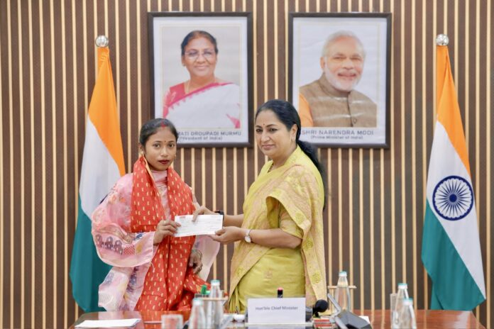 मुख्यमंत्री रेखा गुप्ता बेटियों को आर्थिक सहायता प्रदान करते हुए।