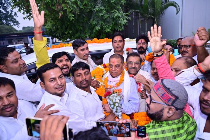 जदयू कार्यालय में पार्टी कार्यकर्ता नीरज कुमार का स्वागत करते जदयू कार्यालय में पार्टी कार्यकर्ता नीरज कुमार का स्वागत करते