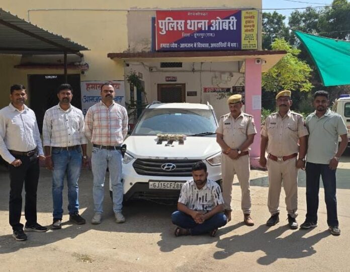 पुलिस गिरफ्त में आरोपित व कार