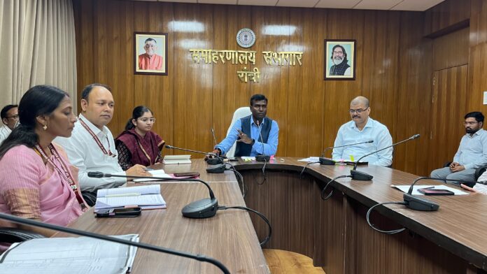 बैठक में शामिल डीसी सहित अन्य अधिकारी पदाधिकारी बैठक में शामिल डीसी सहित अन्य अधिकारी पदाधिकारी