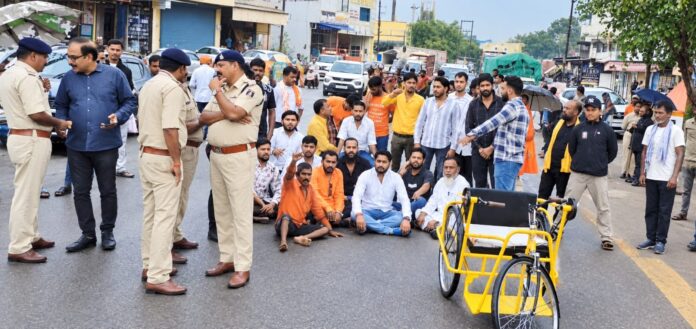 रोड में प्रदर्शन करते युवा।