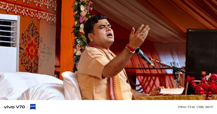 व्यास पीठ से कथा वाचन करते हुए आचार्य शांतनु जी महाराज