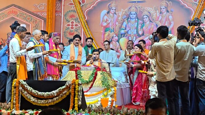 व्यास पीठ पर भगवान श्री राम की आरती करते हुए मुख्य अतिथि और मुख्य यजमान ज्ञान प्रकाश सिंह व्यास पीठ पर भगवान श्री राम की आरती करते हुए मुख्य अतिथि और मुख्य यजमान ज्ञान प्रकाश सिंह