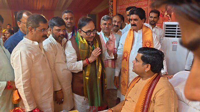 व्यास पीठ से आशीर्वाद प्राप्त करते हुए पूर्व प्रदेश अध्यक्ष भाजपा महेंद्र नाथ पांडे