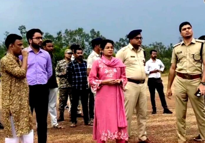 प्रशासनिक अधिकारी व्यस्था देखते हुए प्रशासनिक अधिकारी व्यस्था देखते हुए