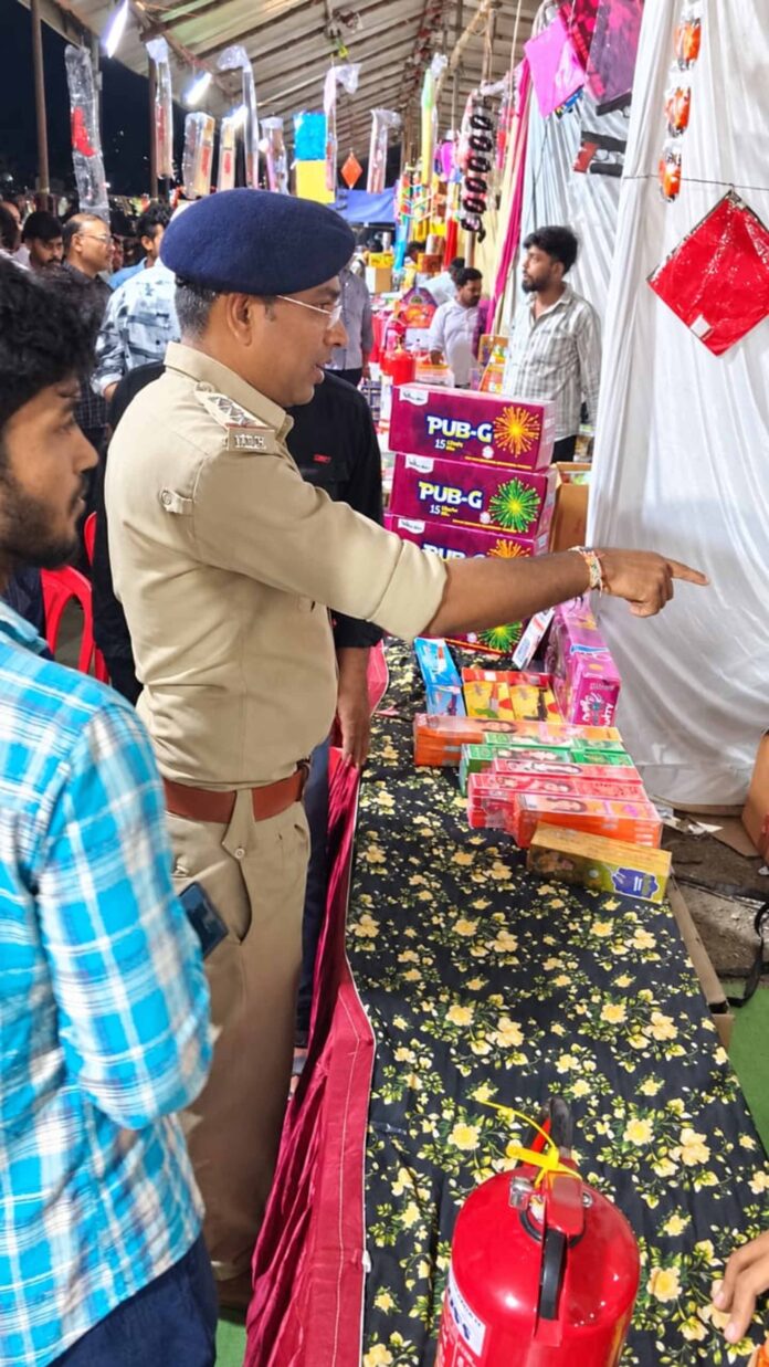 बिलासपुर पुलिस पटाखा दुकान परिसर का निरीक्षण करते हुए बिलासपुर पुलिस पटाखा दुकान परिसर का निरीक्षण करते हुए