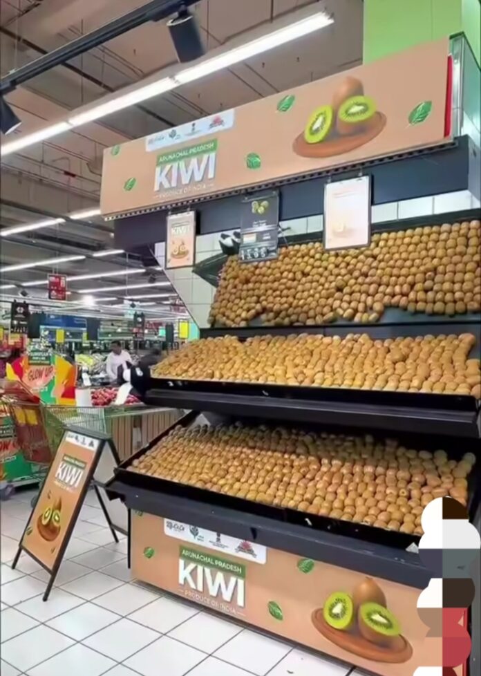 अरुणाचल प्रदेश के कीवी की दुबई के बाजार में मौजूदगी की मुख्यमंत्री खांडू द्वारा साझा तस्वीर। अरुणाचल प्रदेश के कीवी की दुबई के बाजार में मौजूदगी की मुख्यमंत्री खांडू द्वारा साझा तस्वीर।