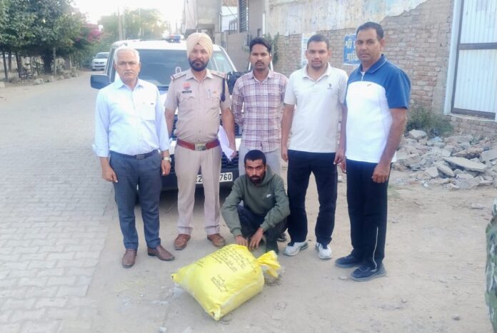 गांजा पत्ती सहित गिरफ्तार आरोपी।