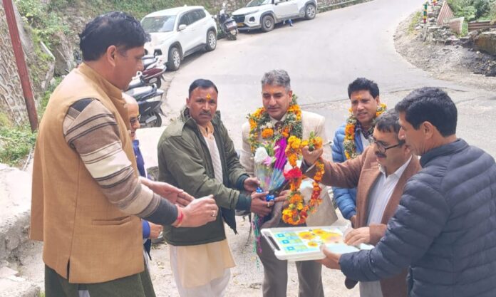 सचिव का स्वागत करते हुए विद्यालय प्रशासन