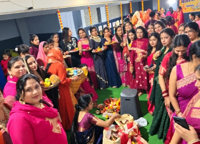 महिला समाज भवन में सामूहिक रूप से महिलाओं ने करवा चौथ की पूजा की।
