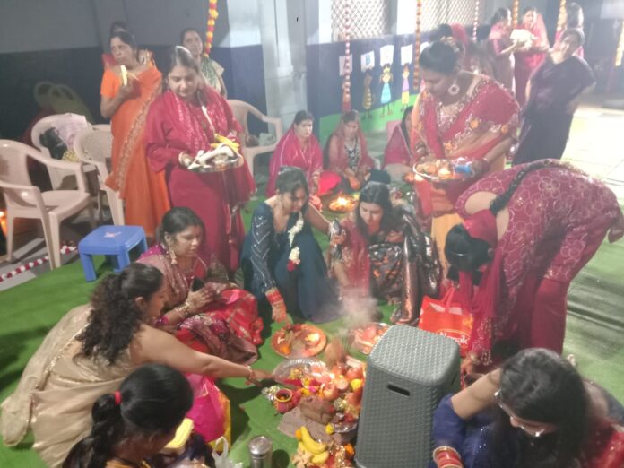 महिलाओं ने की समूह में पूजा।