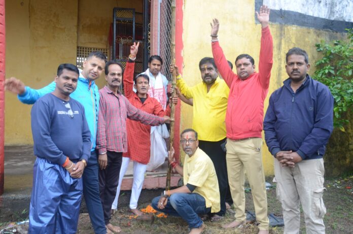 भूमि पूजन के दौरान जुटे समिति के सदस्य पदाधिकारी भूमि पूजन के दौरान जुटे समिति के सदस्य पदाधिकारी