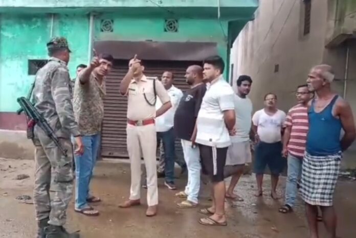 जांच करते एसडीपीओ बाघमारा जांच करते एसडीपीओ बाघमारा