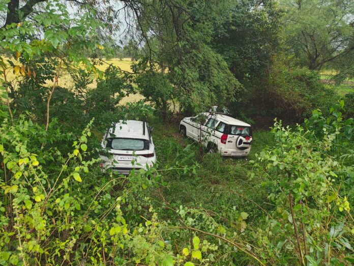 गड्ढे में उतरे दोनों वाहन