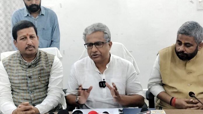संबोधित करते नीतीश मिश्रा संबोधित करते नीतीश मिश्रा
