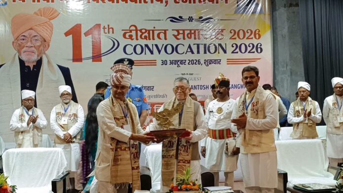 कुलपति चंद्रभूषण शर्मा द्वारा कुलाधिपति को स्मृत चिन्ह देकर सम्मानित करते।