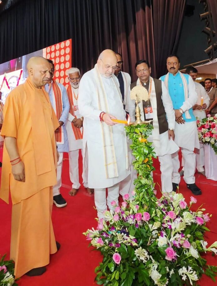 प्रदेश कार्यसमिति की बैठक का शुभारम्भ करते अमित शाह प्रदेश कार्यसमिति की बैठक का शुभारम्भ करते अमित शाह