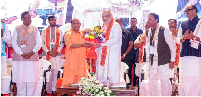 अमित शाह का स्वागत करते मुख्यमंत्री योगी