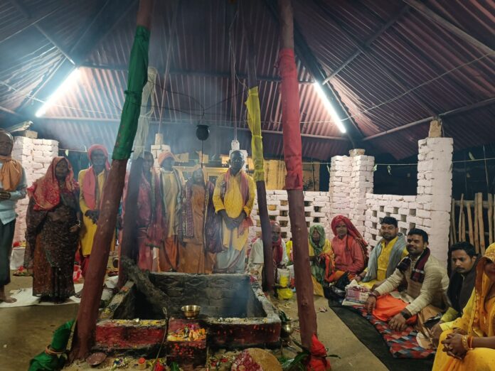 मठिया स्थित शिव मंदिर परिसर में आयोजित रुद्र महायज्ञ में वैदिक मंत्रोच्चार के बीच हवन एवं पूजन करते यज्ञाचार्य पं. हरिश्चंद्र उपाध्याय और श्रद्धालु।