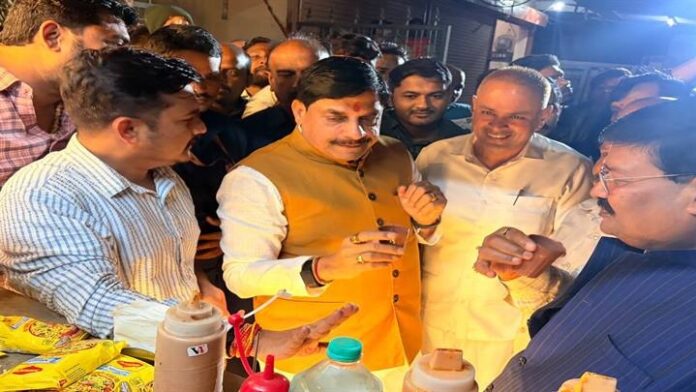 मुख्यमंत्री डॉ. यादव का शहपुरा में हुआ जोरदार स्वागत, कैफे में कुल्हड़ चाय का लिया आनंद मुख्यमंत्री डॉ. यादव का शहपुरा में हुआ जोरदार स्वागत, कैफे में कुल्हड़ चाय का लिया आनंद
