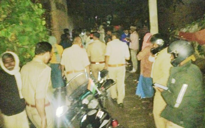 डोहरी गांव में घटना के बाद मौजूद पुलिस एवं ग्रामीण