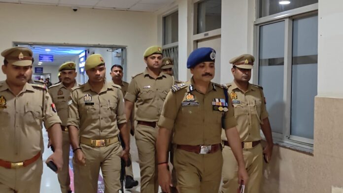 बीएचयू ट्रामा सेंटर में घायल सिपाही को देखने के बाद निकल रहे पुलिस कमिश्नर