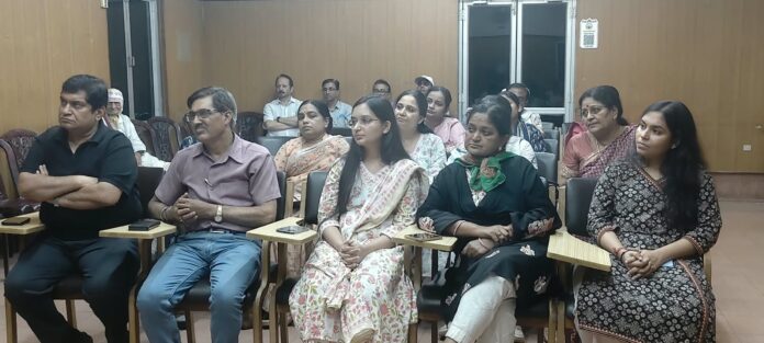आकाशवाणी समाचार शाखा के उपनिदेशक एवं रायपुर प्रेस क्लब परिवार के सदस्य स्वर्गीय विकल्प शुक्ला को आज शनिवार को रायपुर प्रेस क्लब में भावभीनी श्रद्धांजलि अर्पित की गई।