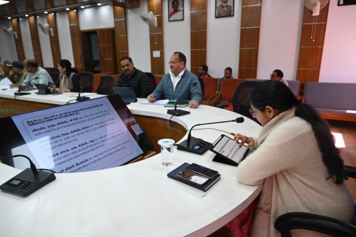 फोटो-31एनटीएच05 नई टिहरी में सड़क सुरक्षा समिति की बैठक लेती डीएम नितिका खंडेलवाल। फोटो-31एनटीएच05 नई टिहरी में सड़क सुरक्षा समिति की बैठक लेती डीएम नितिका खंडेलवाल।