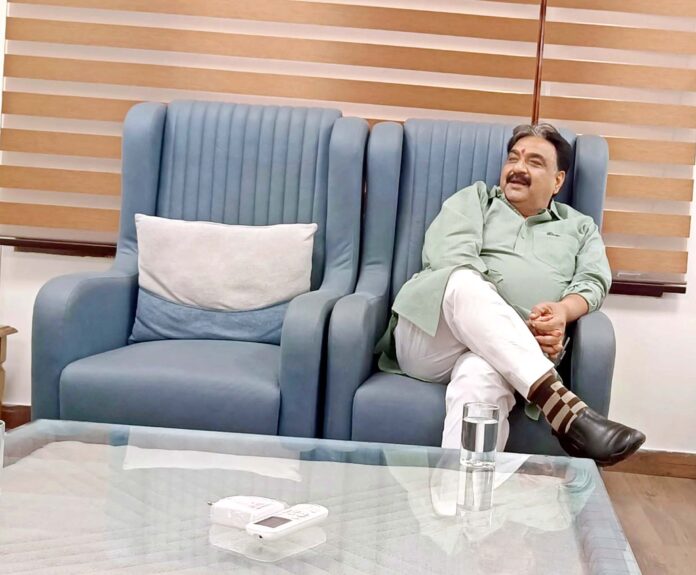 बातचीत करते हुए हरियाणा विधानसभा के डिप्टी स्पीकर डा. कृष्ण मिड्ढा। बातचीत करते हुए हरियाणा विधानसभा के डिप्टी स्पीकर डा. कृष्ण मिड्ढा।