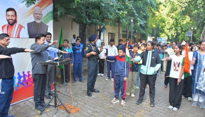 गुरुग्राम में राष्ट्रीय एकता दिवस पर रन फॉर यूनिटी की शुरुआत से पहले शपथ दिलाते मंत्री राव नरबीर सिंह।