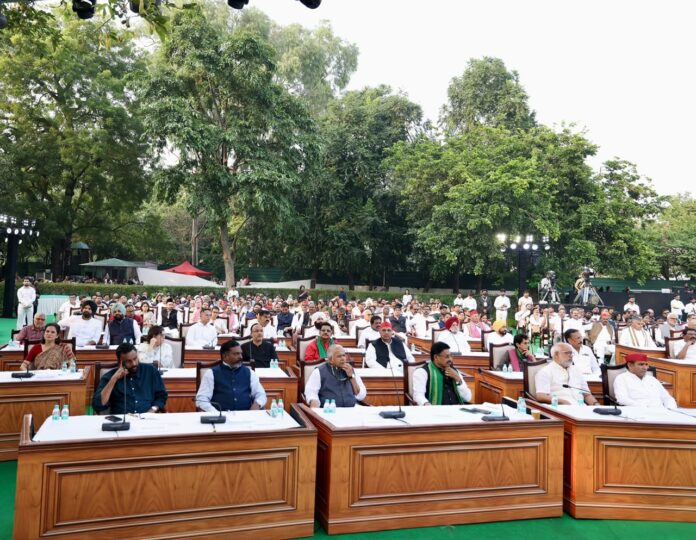नई दिल्ली में मुख्य निर्वाचन आयुक्त ज्ञानेश कुमार के खिलाफ इंडी गठबंधन की ओर से आयोजित प्रतीकात्मक ‘जन महाभियोग’ कार्यक्रम के दौरान र विपक्षी दलों के नेता। नई दिल्ली में मुख्य निर्वाचन आयुक्त ज्ञानेश कुमार के खिलाफ इंडी गठबंधन की ओर से आयोजित प्रतीकात्मक ‘जन महाभियोग’ कार्यक्रम के दौरान र विपक्षी दलों के नेता।