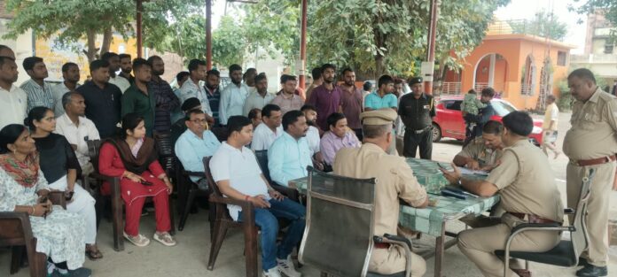 कोतवाली का घेराव कर बैठे डॉक्टर व स्वास्थ्य कर्मी